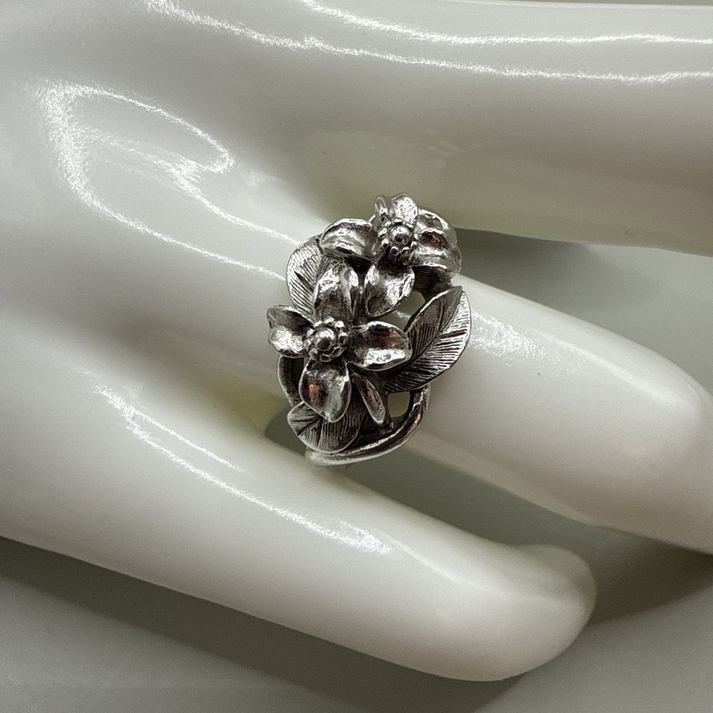 Avon Ring VTG Antique Silver Tone Flower Ring Textured Floral 3-D Adjustable 6-7